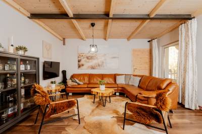 Obývačka s gaučom a TV, Chata Pekný les, Horné Hámre