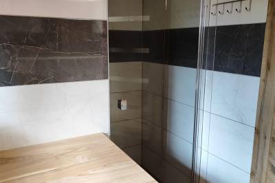 Kúpeľňa so sprchovacím kútom, Chatky Korytárky, Korytárky