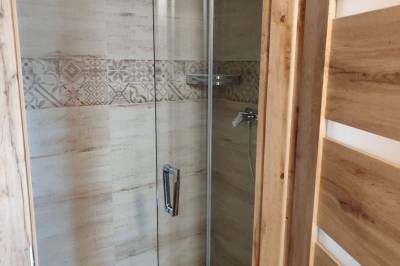 Kúpeľňa so sprchovacím kútom, Chatky Korytárky, Korytárky