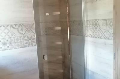 Kúpeľňa so sprchovacím kútom, Chatky Korytárky, Korytárky