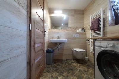 Kúpeľňa so sprchovacím kútom a práčkou, Chatky Korytárky, Korytárky
