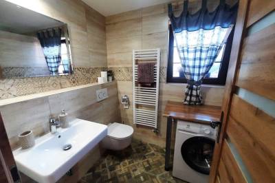 Kúpeľňa so sprchovacím kútom a práčkou, Chatky Korytárky, Korytárky