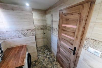 Kúpeľňa so sprchovacím kútom, Chatky Korytárky, Korytárky