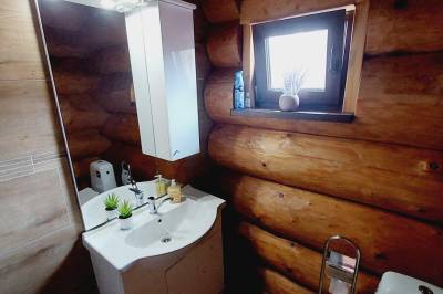 Kúpeľňa so sprchovacím kútom, Kanadský zrub, Kostolná Ves