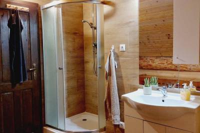 Kúpeľňa so sprchovacím kútom, Kanadský zrub, Kostolná Ves