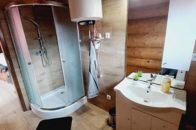 Kúpeľňa so sprchovacím kútom, Kanadský zrub, Kostolná Ves