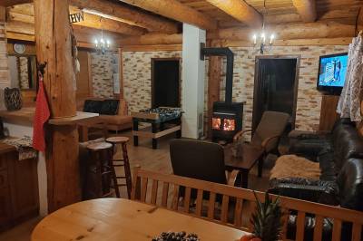 Obývačka so stolným futbalom a kachľami, Kanadský zrub, Kostolná Ves