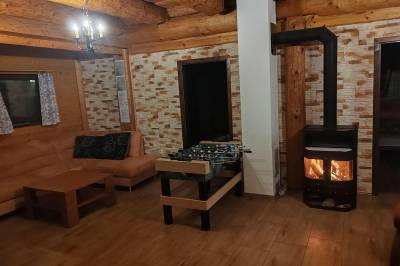Obývačka so stolným futbalom a kachľami, Kanadský zrub, Kostolná Ves