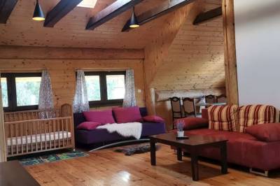 Obývačka s gaučami, Kanadský zrub, Kostolná Ves