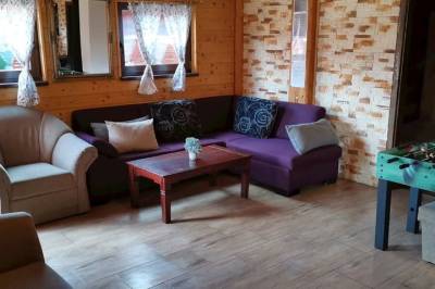 Obývačka s gaučami a stolným futbalom, Kanadský zrub, Kostolná Ves