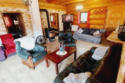 Obývačka s gaučami a kachľami, Kanadský zrub, Kostolná Ves