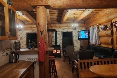 Obývačka so stolným futbalom a kachľami, Kanadský zrub, Kostolná Ves