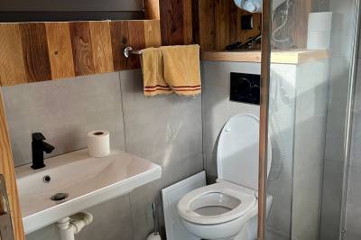 Kúpeľňa so sprchovacím kútom a WC, Chata Dorotka na sosne, Nová Ľubovňa