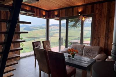 Obývačka s gaučom a kachľami, Chata Dorotka na sosne, Nová Ľubovňa