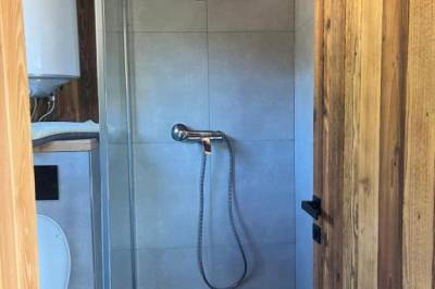 Kúpeľňa so sprchovacím kútom, Chata Dorotka na sosne, Nová Ľubovňa