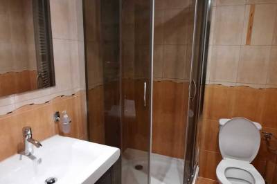 Kúpeľňa so sprchovacím kútom a WC, Dom pod Tatrami, Šuňava