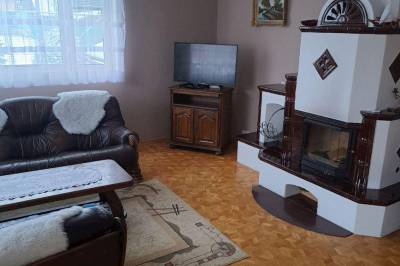 Obývačka s gaučom, TV a krbom, Dom pod Tatrami, Šuňava