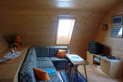 Obývačka s gaučom a TV, Chata 405**, Stará Lesná