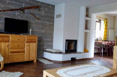 Obývačka s krbom a TV, Chalupa Aja, Čierny Balog
