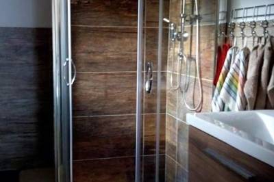 Kúpeľňa so sprchovacím kútom, Chalupa Aja, Čierny Balog