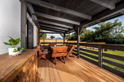 Terasa so sedením, Chaty ForRest, Valča