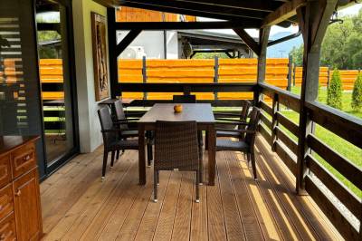 Terasa so sedením, Chaty ForRest, Valča