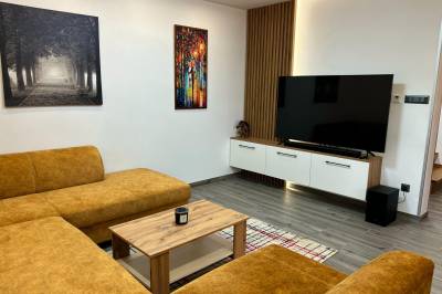 Chata Oáza - obývačka s gaučom a TV, Chaty ForRest, Valča