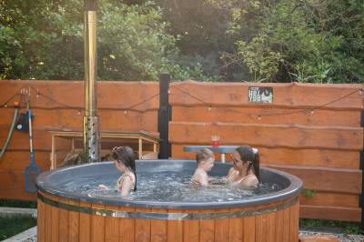 Relaxačná zóna s kúpacou kaďou, Chaty ForRest, Valča