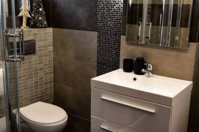 Kúpeľňa so sprchovacím kútom a WC, Ubytovanie Lenka, Matiašovce