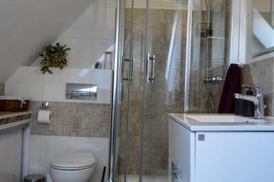 Kúpeľňa so sprchovacím kútom a WC, Ubytovanie Lenka, Matiašovce