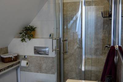 Kúpeľňa so sprchovacím kútom a WC, Ubytovanie Lenka, Matiašovce