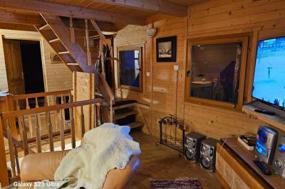 Spoločenská miestnosť s gaučom a TV, Chata na Hornej 125, Osrblie