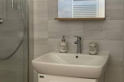 Kúpeľňa so sprchovacím kútom, Chalupa v záhrade, Turčianske Teplice