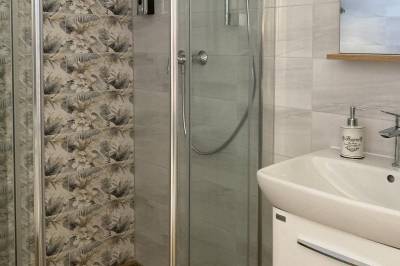 Kúpeľňa so sprchovacím kútom, Chalupa v záhrade, Turčianske Teplice