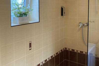 Kúpeľňa so sprchovacím kútom, Chalupa v záhrade, Turčianske Teplice