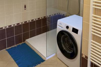 Kúpeľňa so sprchovacím kútom a práčkou, Chalupa v záhrade, Turčianske Teplice