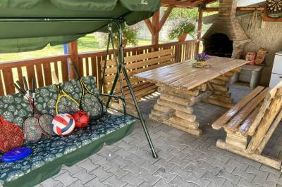 Altánok so sedením, krbom a hojdačkou, Chalupa v záhrade, Turčianske Teplice