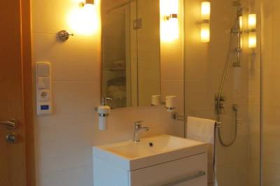 Kúpeľňa so sprchovacím kútom, Chalupa Klokočka, Klokočov