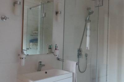 Kúpeľňa so sprchovacím kútom, Chalupa Klokočka, Klokočov