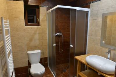 Kúpeľňa so sprchovacím kútom a WC, Chata Dolinka, Mýto pod Ďumbierom