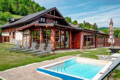 Exteriér ubytovania s bazénom v Mýte pod Ďumbierom, Chata Dolinka, Mýto pod Ďumbierom