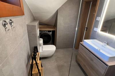 Kúpeľňa so sprchovacím kútom, práčkou a WC, Chata Vojtek, Terchová