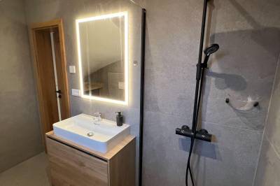 Kúpeľňa so sprchovacím kútom, Chata Vojtek, Terchová