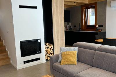 Obývačka s gaučom a krbom, Chata Vojtek, Terchová