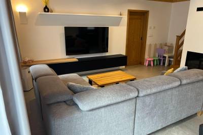 Obývačka s gaučom a TV, Chata Vojtek, Terchová