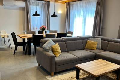 Obývačka s gaučom a TV, Chata Vojtek, Terchová