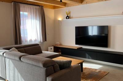 Obývačka s gaučom a TV, Chata Vojtek, Terchová