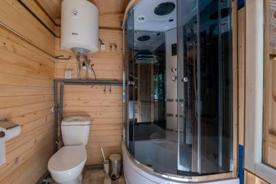 Kúpeľňa so sprchovacím kútom a WC, Chatka Kolibaba, Leštiny