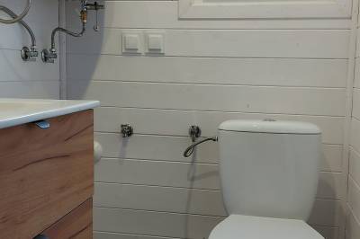 Samostatná toaleta, Anciasglamp, Leštiny