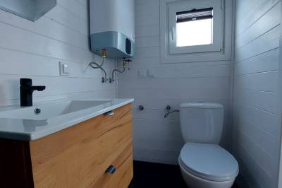 Samostatná toaleta, Anciasglamp, Leštiny